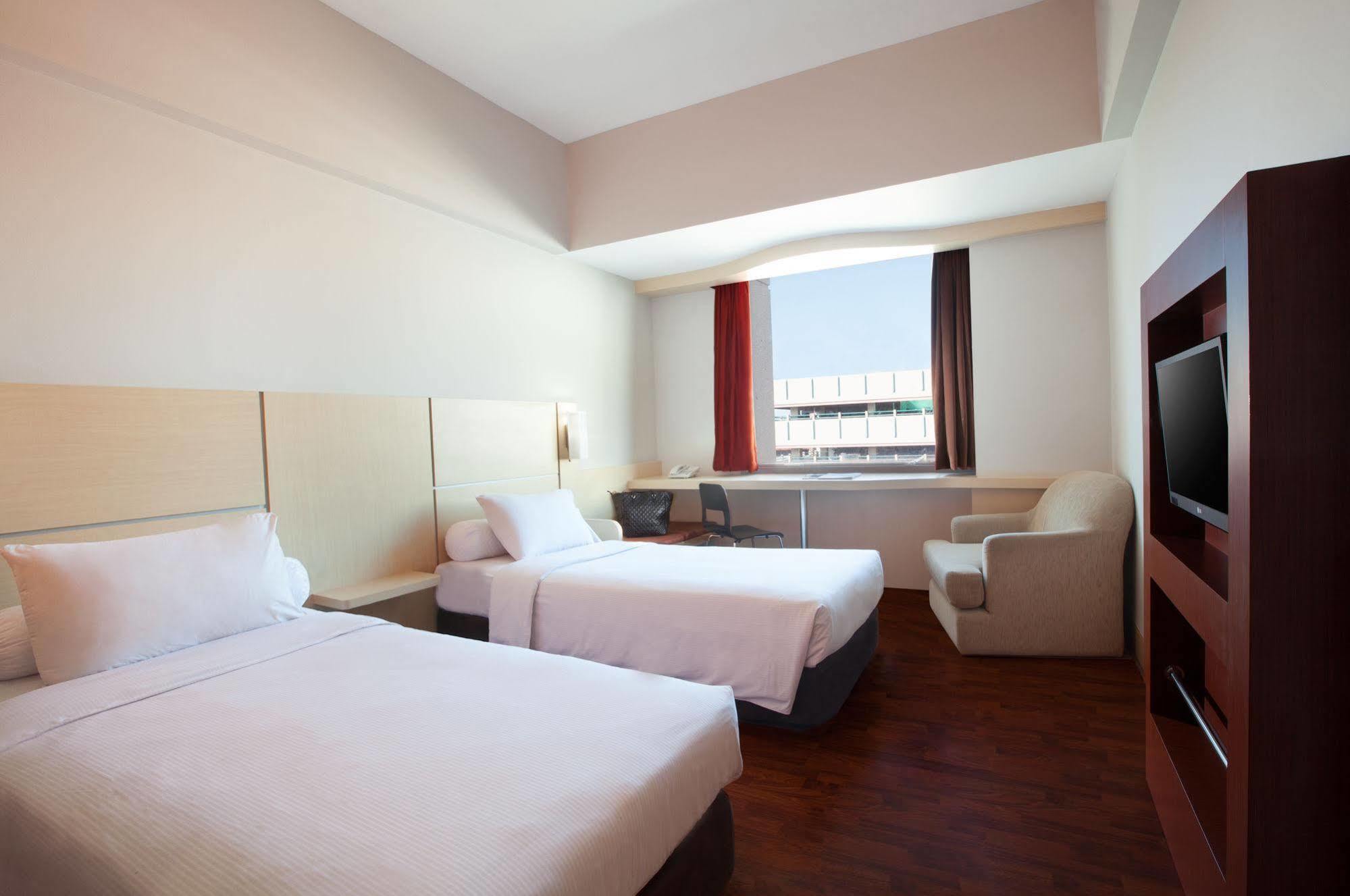 Ibis Mangga Dua Hotel Jakarta Exterior foto
